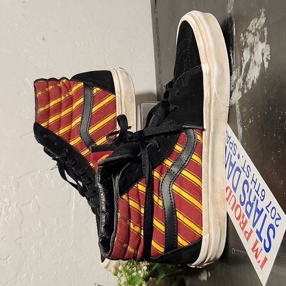 VANS x Harry Potter Gryffindor Thrashed Sk8 Shoe 7.5 Men's 9 Womens - Picture 4 of 15